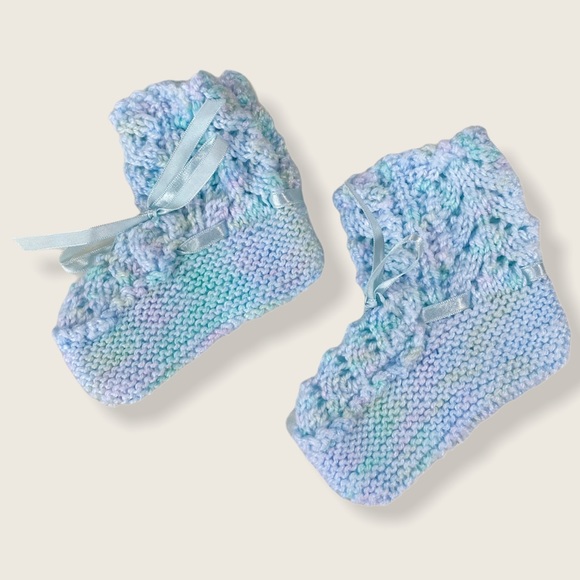 Hand Knit Baby 0-12M 3-Piece Set of Cardigan, Bonnet, and Booties - Picture 6 of 7